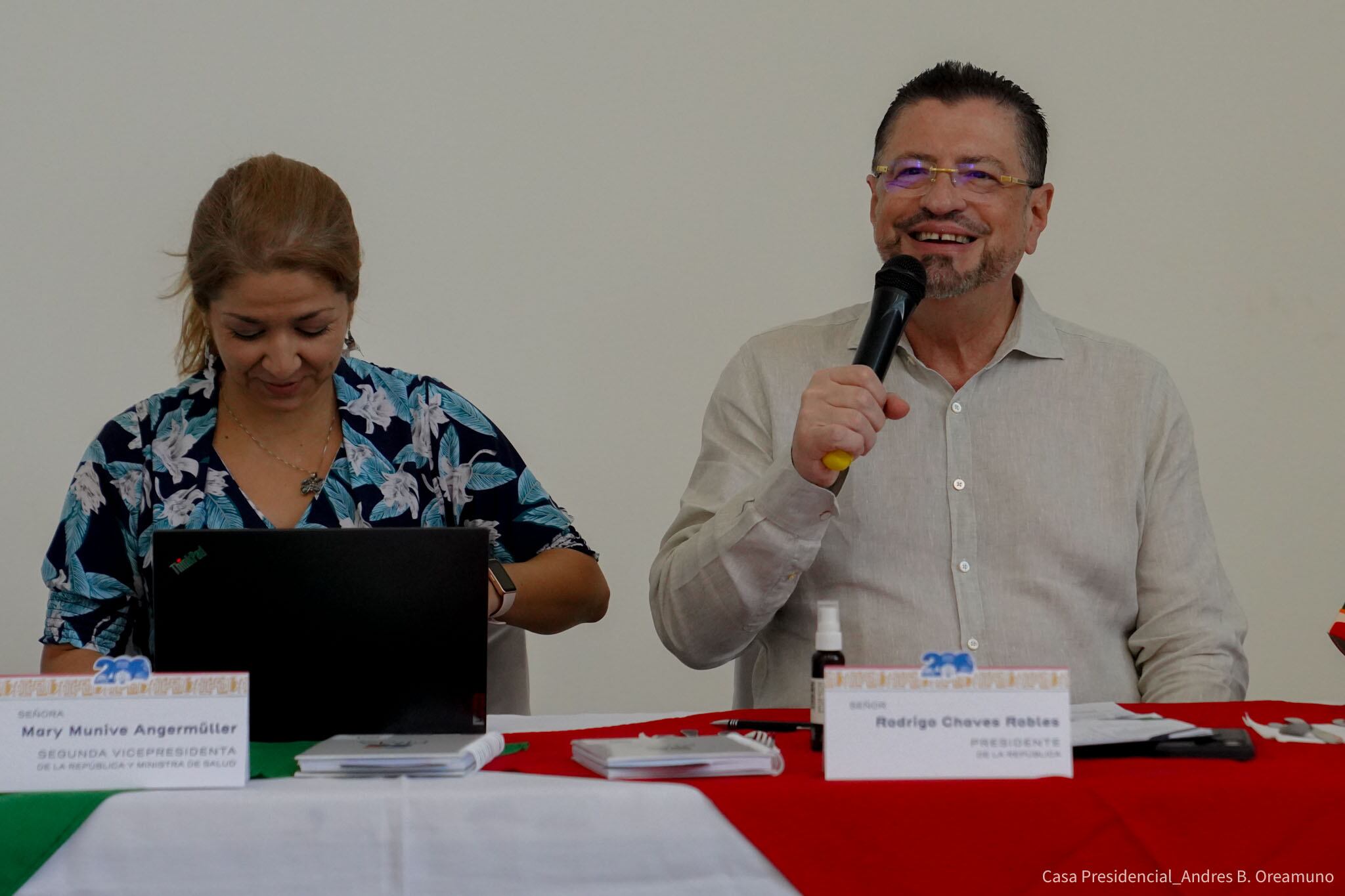 El presidente Rodrigo Chaves admitió en Guanacaste que no verá finalizada durante su mandato la megaobra de aguas en la provincia. Le acompaña en la imagen Mary Munive, su vicepesidenta.