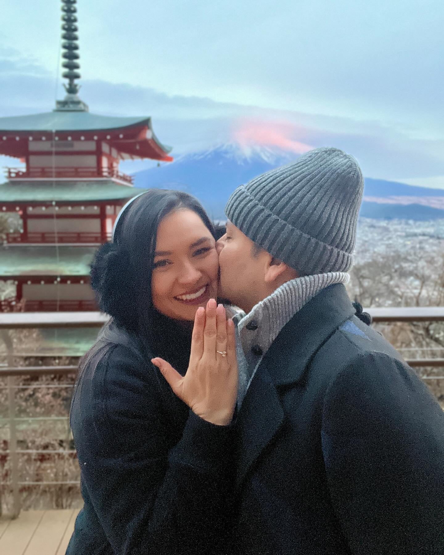 Imágenes del cantante costarricense Luisga Loría, de Los Ajenos, durante la propuesta de matrimonio a su novia Mónica Barboza.  Ambos posaron con el monte Fuji, en Japón de fondo.  Se les ve felices.