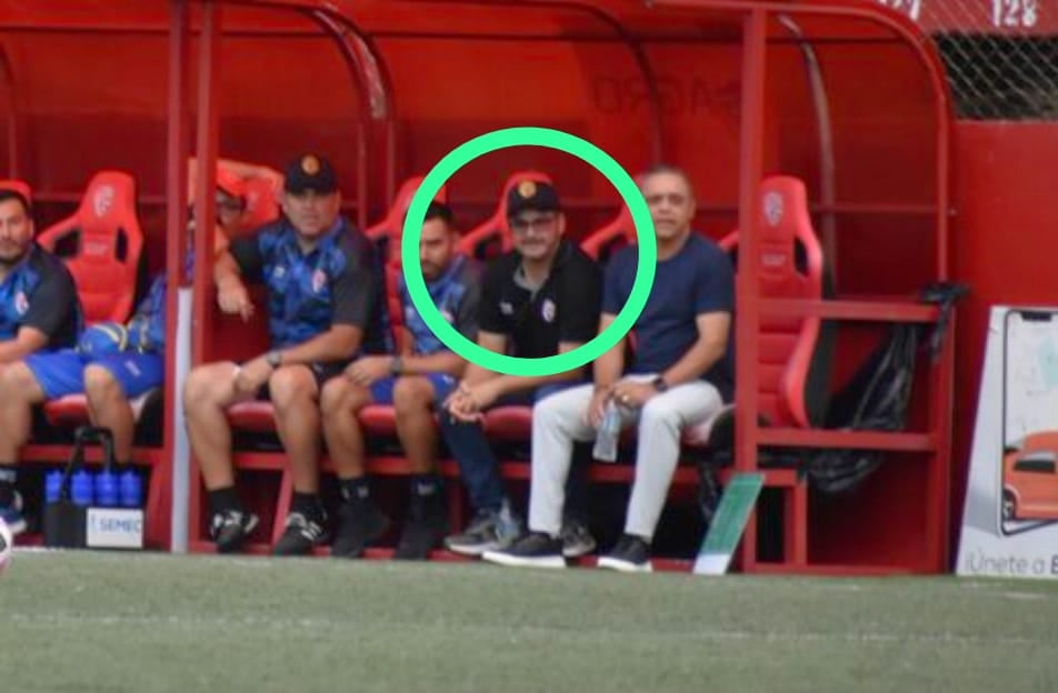 Sandro Alfaro ha estado al lado de Rándall Row en los últimos dos partidos de Santos,