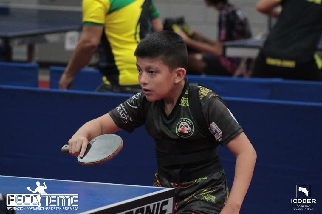 Matteus Solano en competencia de tenis de mesa