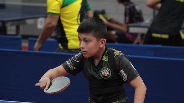 Le diagnosticaron 10 años de vida y usar silla de ruedas... hoy tiene 14 y es campeón de tenis de mesa