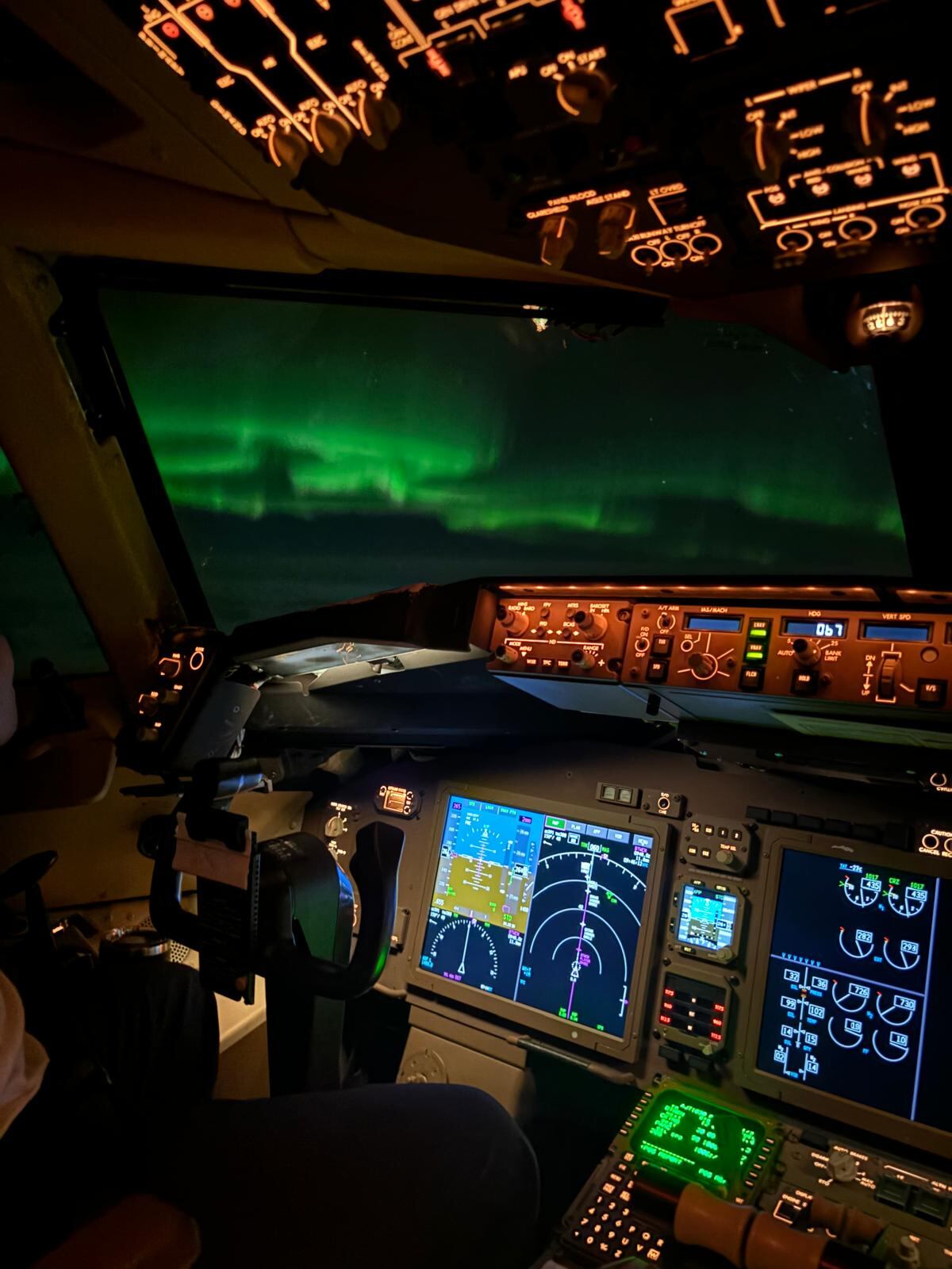 Andrea Campos es una piloto tica que está a puntos de volar un avión conocido como La Reina de los Cielos