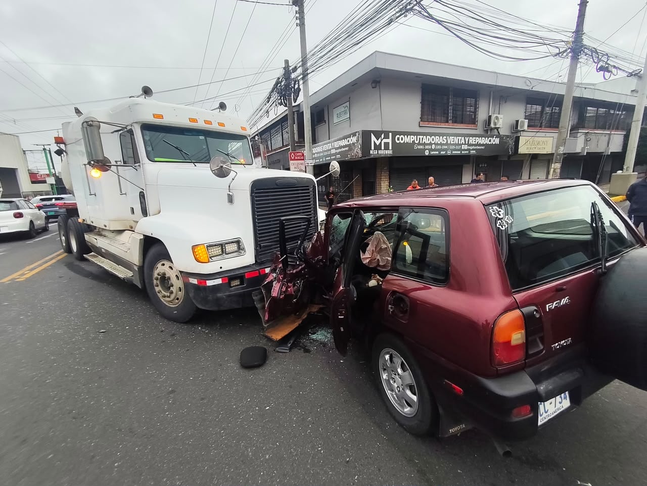 Un choque entre un vehículo pesado y un automóvil genera paso denso en San Pedro de Montes de Oca, 100 metros al oeste del antiguo Higuerón.