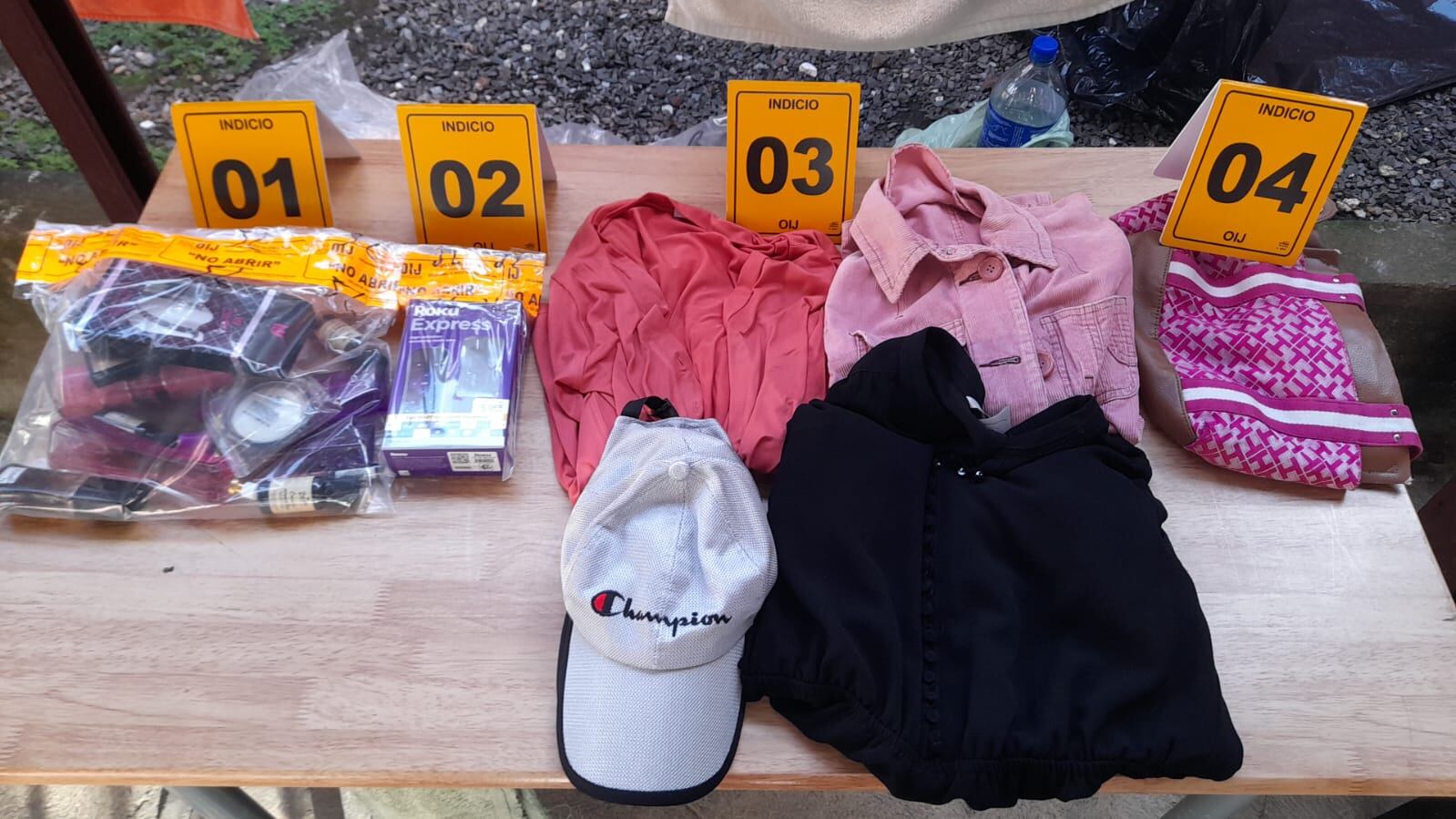 Mujer fue detenida por irse de compras con las tarjetas de sus compañeros