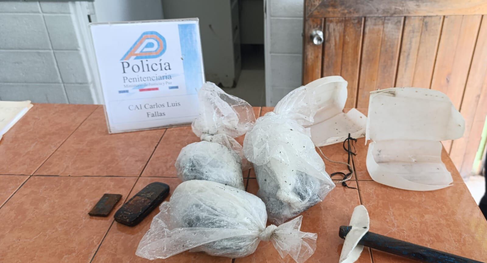 Las autoridades realizaron varios decomisos en distintos centros penales del país.
