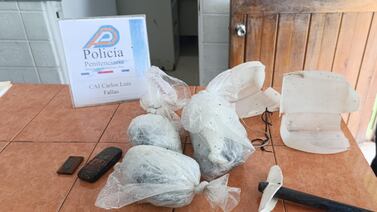 Policías penitenciarios apañaron misterioso paquete que un dron soltó dentro de la cárcel