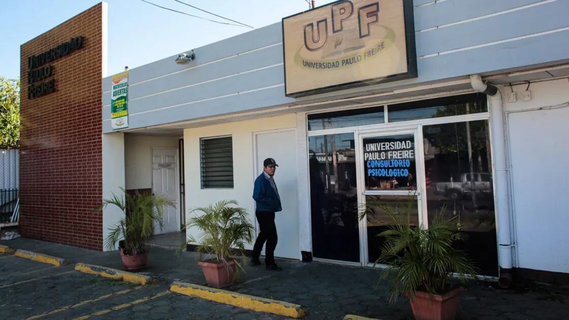 El doctor Adrián Meza Soza, rector de la universidad Pablo Freire de Nicaragua, tuvo que agarrar un poco de ropa, echarla en un maletín y pasar la frontera a Costa Rica por la montaña, ilegal, porque el régimen de Daniel Ortega y Rosario Murillo, ya lo había puesto en la lista negra