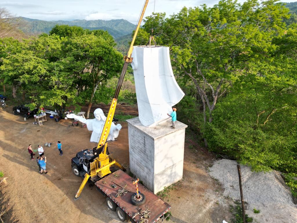 El Cristo Redentor de la Gran Nicoya por fin es una realidad que se puede ver y tocar porque esta a pocas horas de que se terminen de acomodar una sobre otra las 4 piezas que conforman la escultura de 15 metros de alto sobre el cerro La Cruz en Nicoya, Guanacaste
