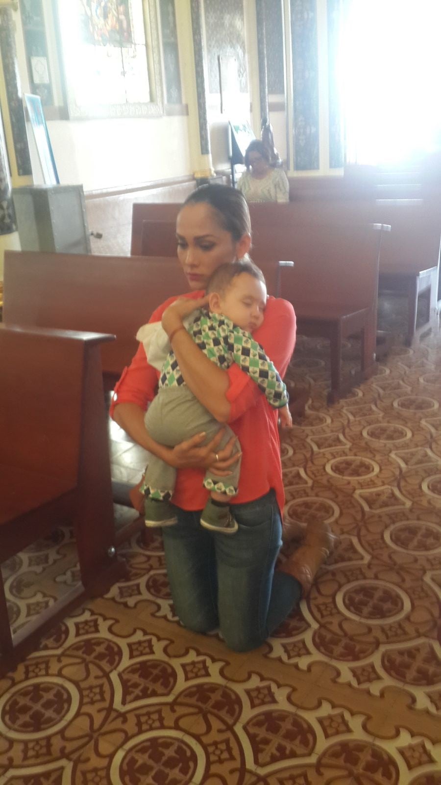 Loretta Quintana tiene 39 años y su mamá, doña María Jiménez, tiene 75 años, ambas son fieles ejemplos de que la devoción a la virgen de los Ángeles salva vidas y dan vida porque gracias a que le rezaron una novena a la Patrona de Costa Rica lograron dos milagros. En la foto Loretta con su hijo, Kiam Quintana.