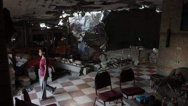 En Gaza, los habitantes se ven obligados a refugiarse en edificios en riesgo de derrumbarse