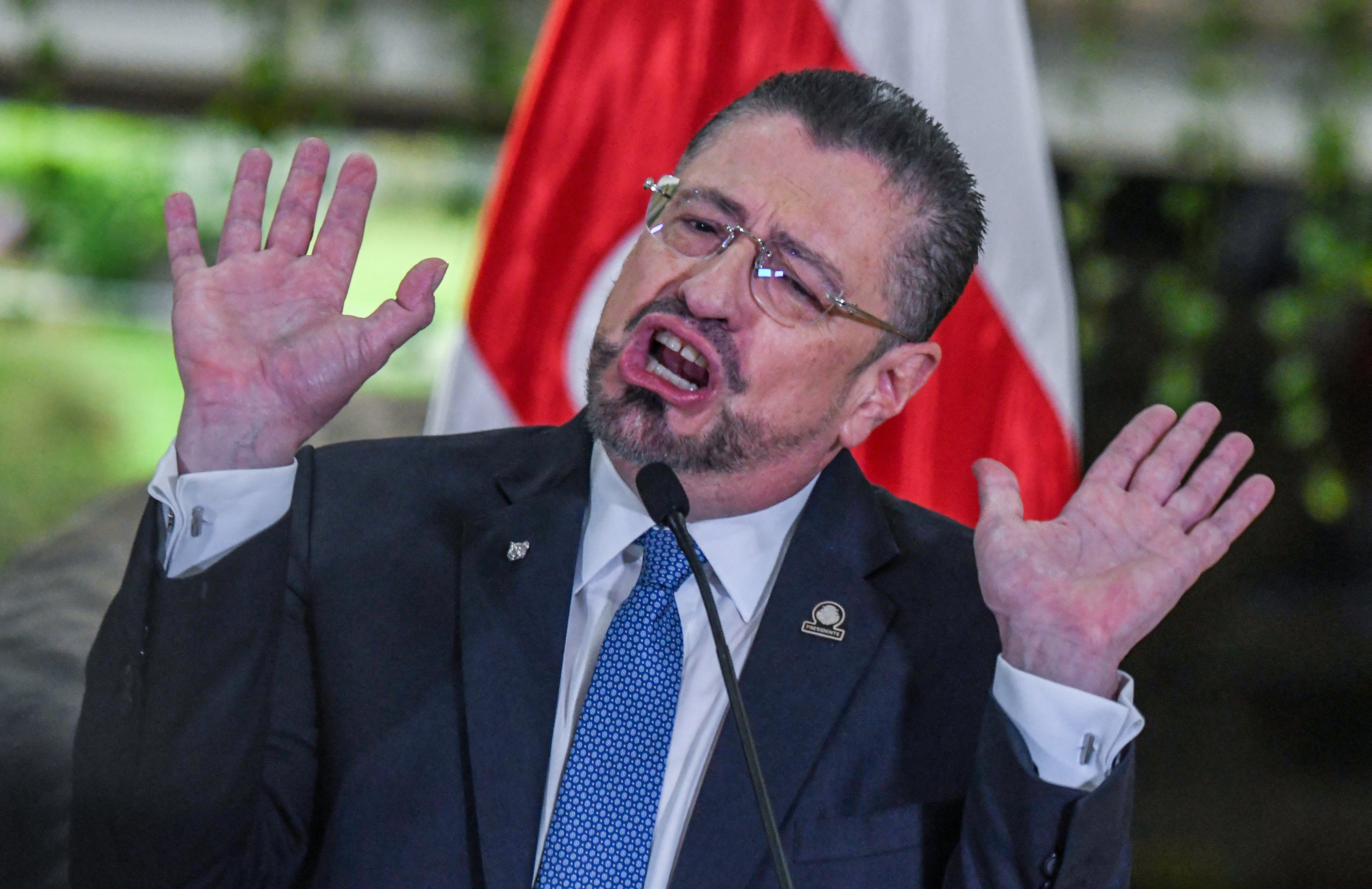 El presidente de Costa Rica, Rodrigo Chaves, gesticula durante una conferencia de prensa en la residencia presidencial en San José el 2 de julio de 2025. Chaves arremetió contra la Corte Suprema el miércoles, calificándola de "vergüenza nacional", un día después de que esta solicitara al Congreso que despojara al presidente de su inmunidad para poder ser procesado por corrupción. (Foto de Ezequiel BECERRA / AFP)