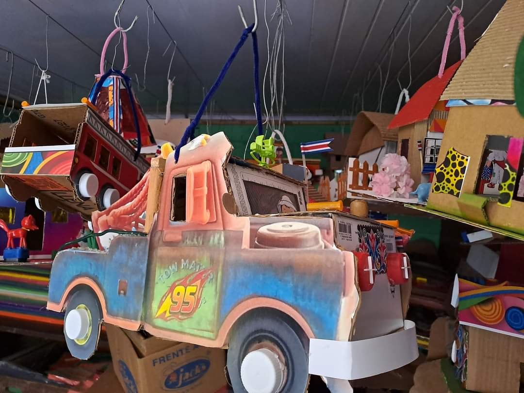 Liliana López Esquivel tiene 67 años y lleva 14 años haciendo faroles con material de reciclaje.