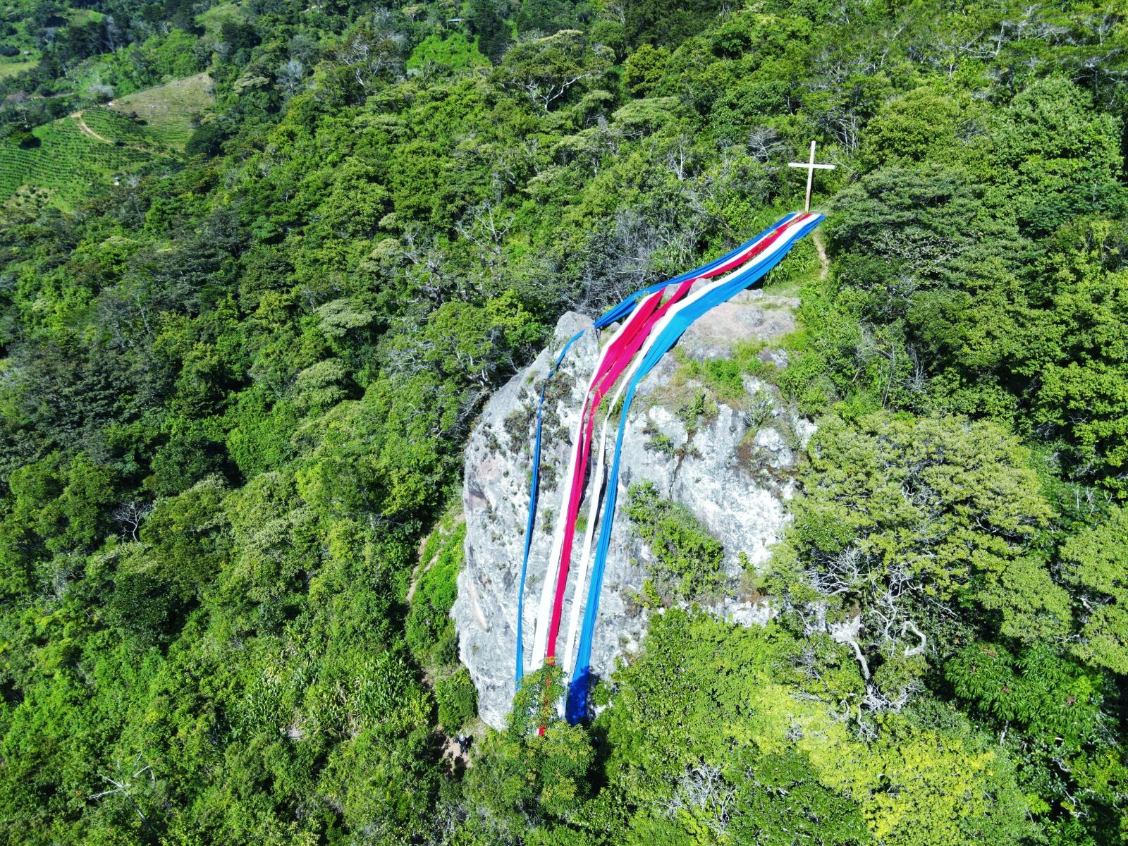 Le contamos lo que usted no vio de la inmensa bandera patria que adornó la piedra de Aserrí entre el 14 y el 15 de setiembre gracias a una iniciativa de La Potente, un medio de comunicación aserriceño y su director es Fabián Alvarado Picado