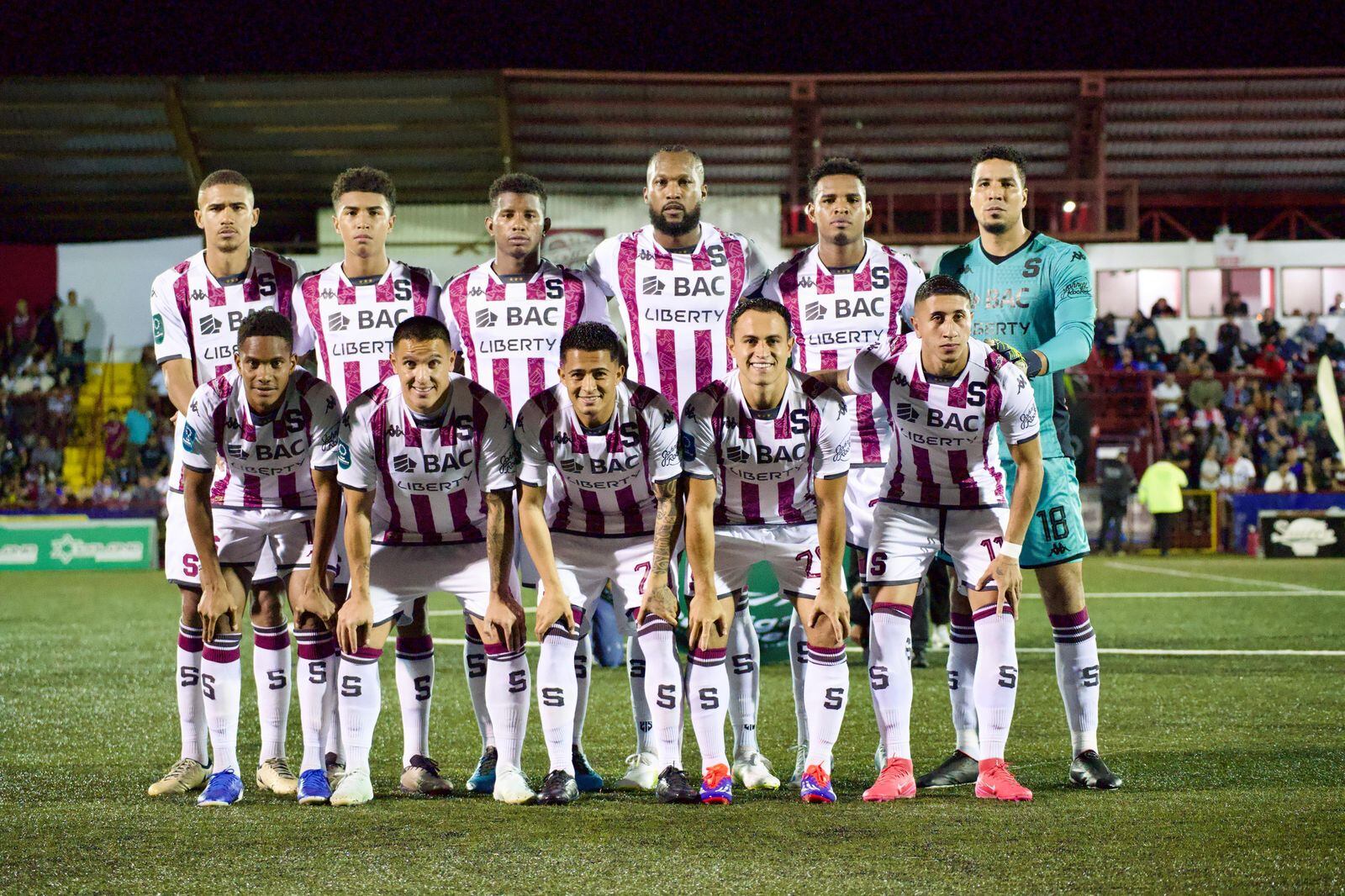 Nuevas tomas del error de Orlando Sinclair en el juego ante Santos aumentan las críticas hacia el jugador del Saprissa. Foto: El podcast de la hinchada.