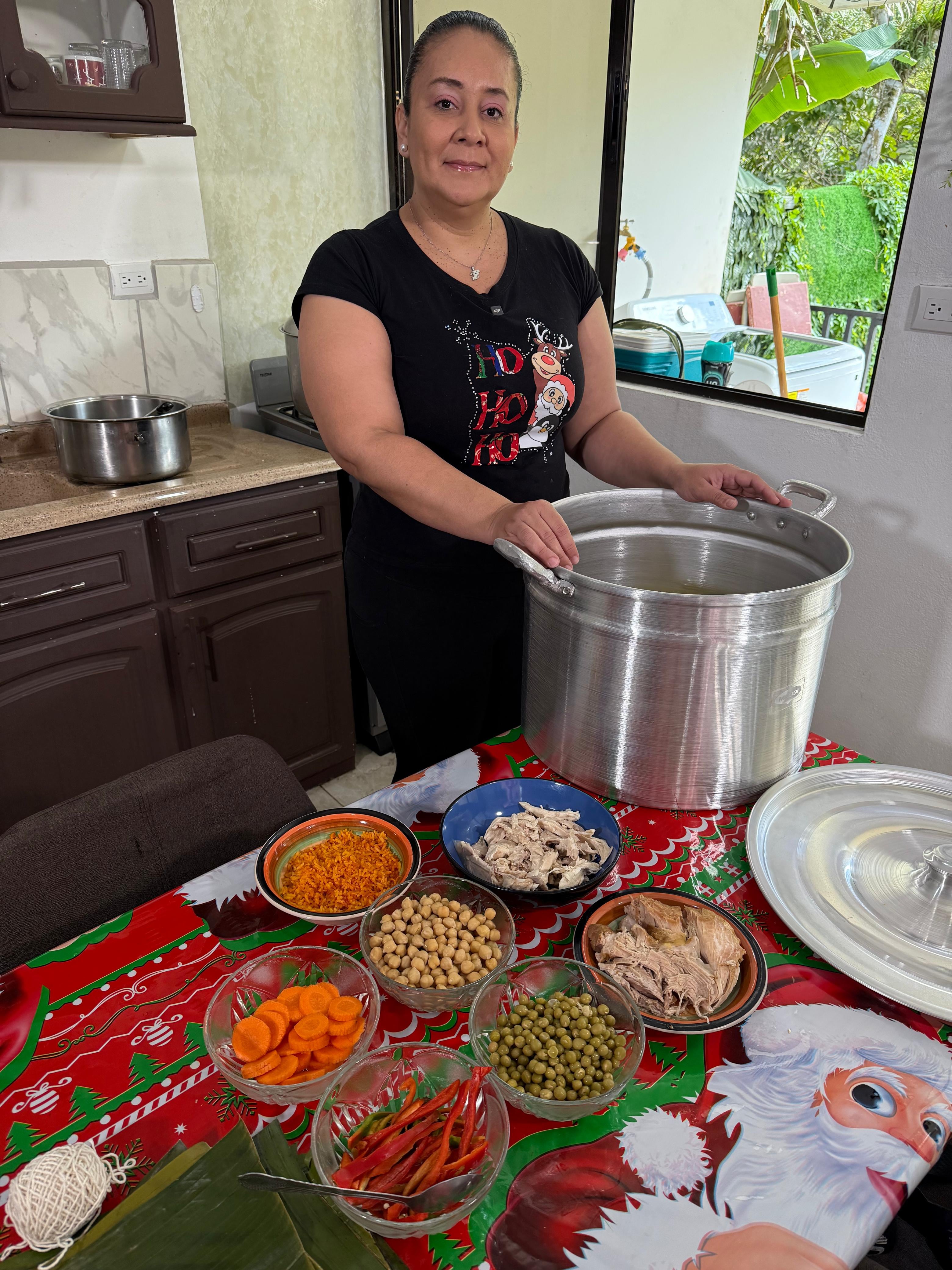 El segundo episodio del “Cazador de tamales” nos llevó a San Luis de Santo Domingo de Heredia, a la casa de doña Rebeca Fernández, quien con una receta secreta de Turrialba hace unos sabrosos tamales que nos dejaron encantados.