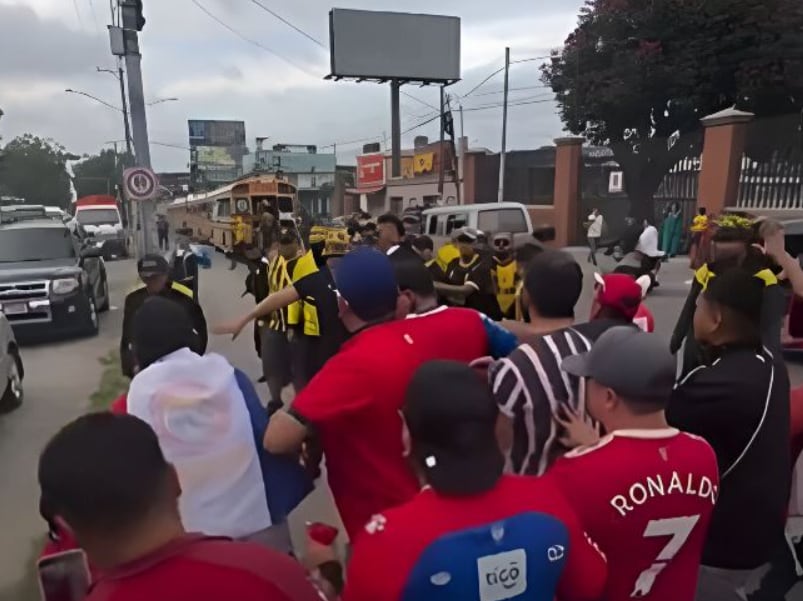 Aficonados del Xelajú y Real España se dieron de golpes.