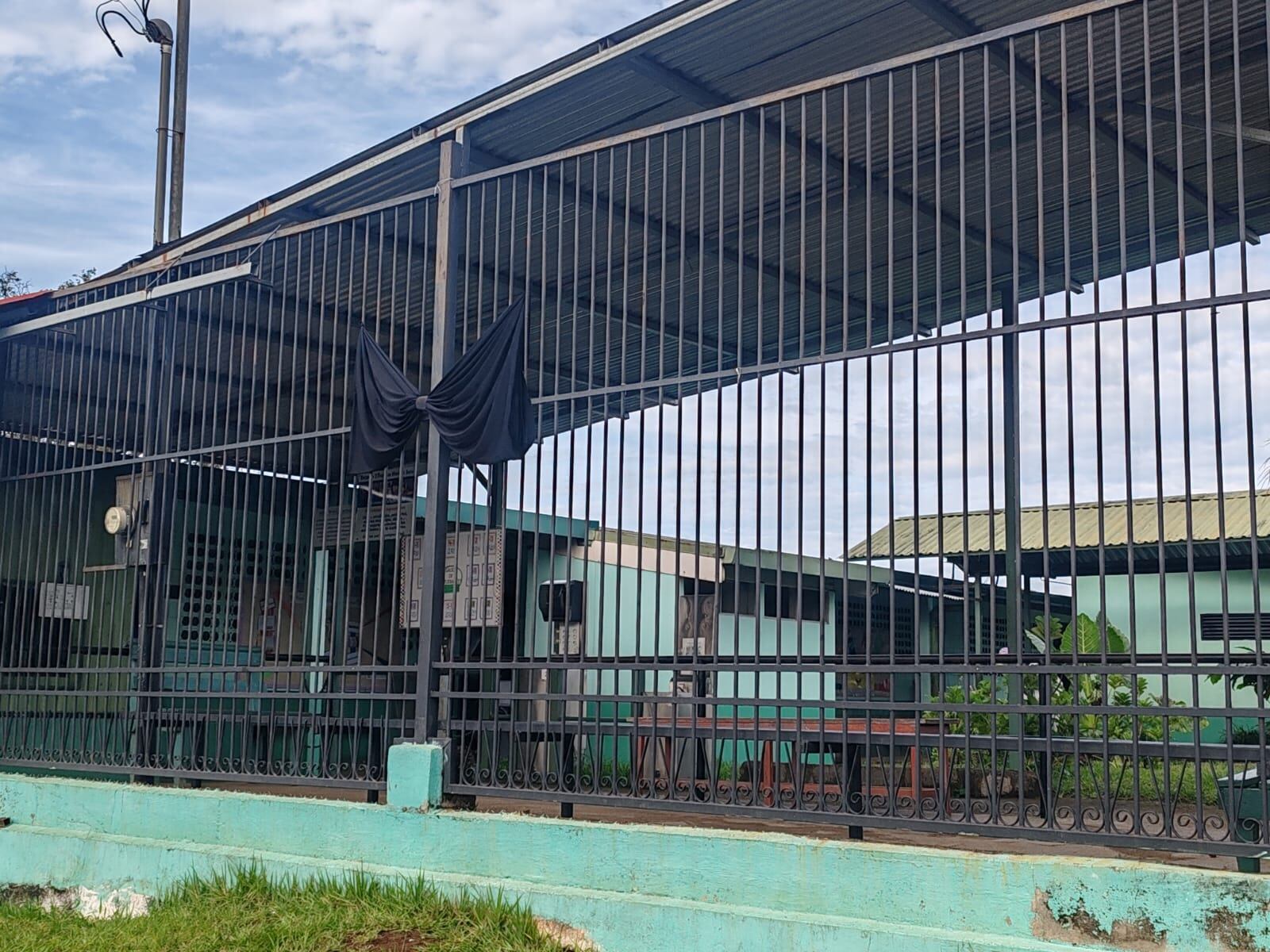 La escuela a la que asistía el hermano menor colocó un lazo negro en su honor. Foto Silvia Núñez.