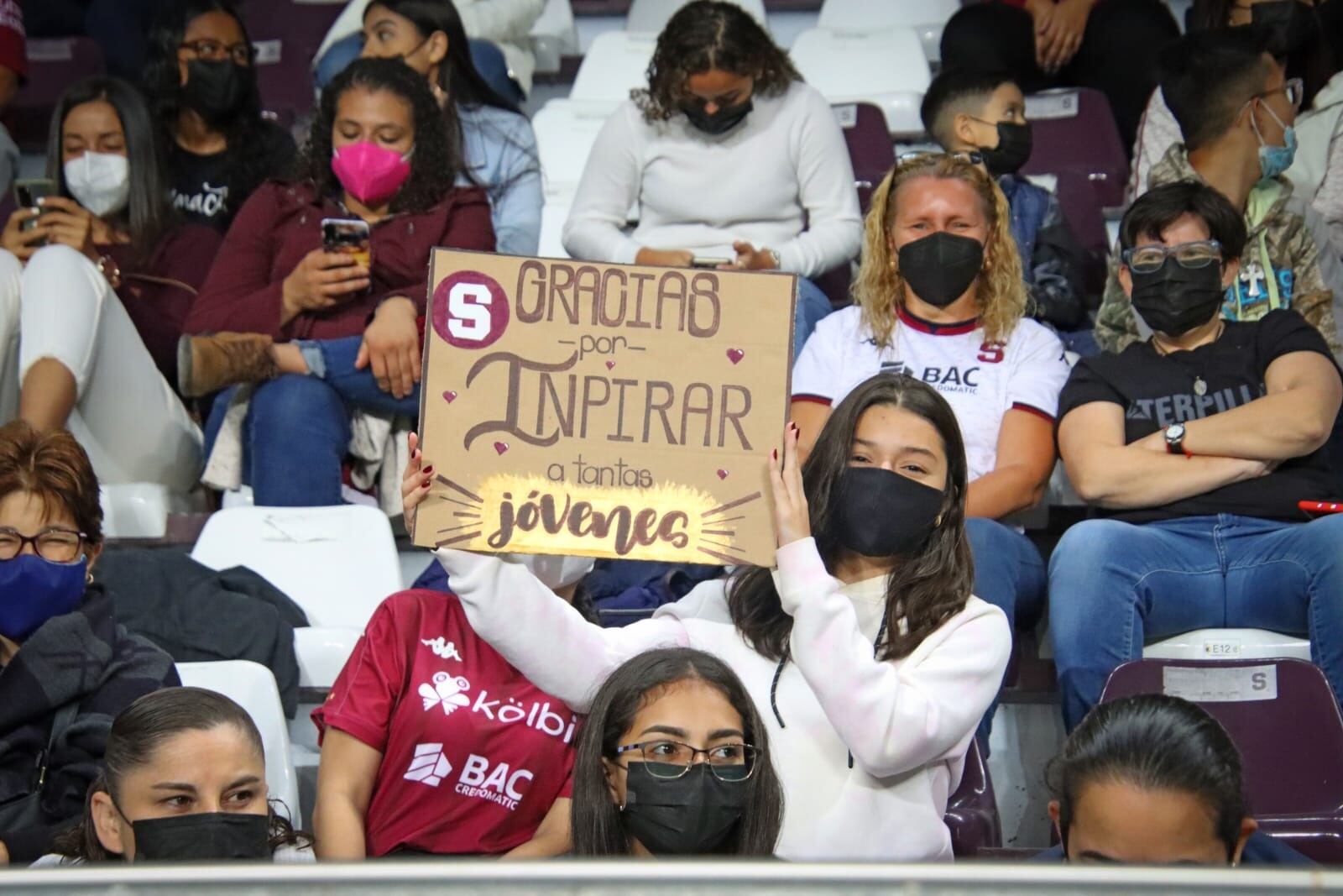 Aficionados de Saprissa que apoyan al equipo femenino. Cortesía.