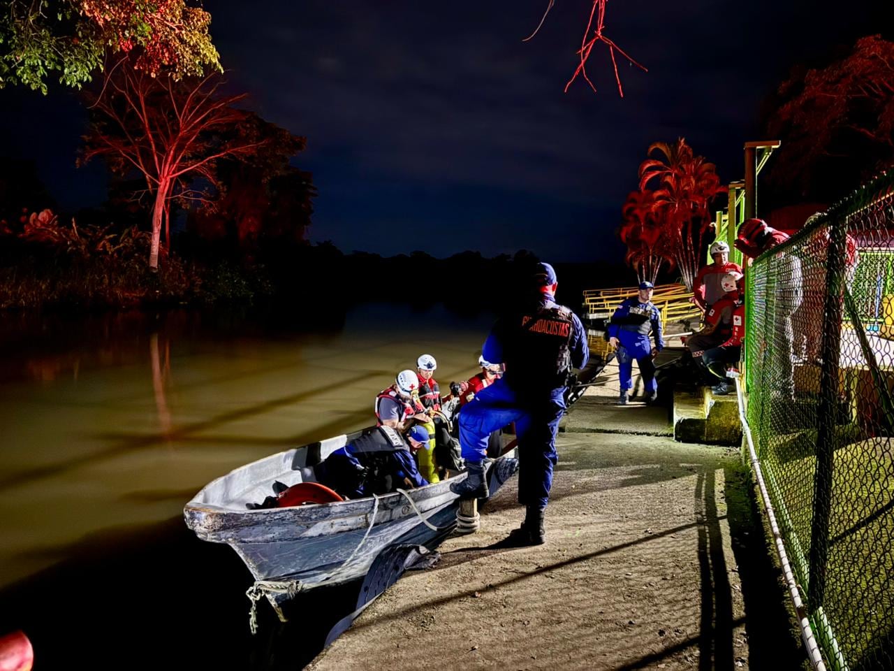 Equipos de rescate retomaron este Viernes Santo al amanecer la búsqueda de un joven desaparecido tras la emergencia acuática en Barra de Parismina.