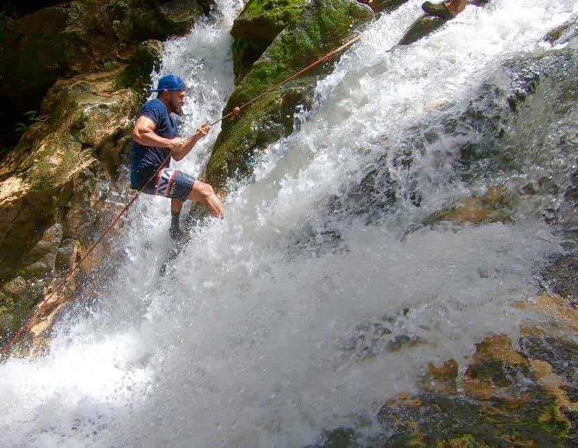 Zac Efron, actor de Hollywood, visitó Costa Rica para un documental de Netflix que se llama Con los pies sobre la Tierra