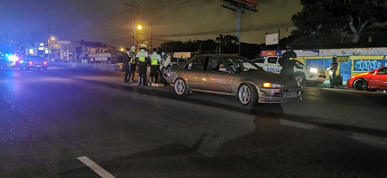 Este viernes y sábado conductores de carros y motos fueron sancionados por participar en "piques" en La Lima de Cartago. Foto; Keyna Calderón.