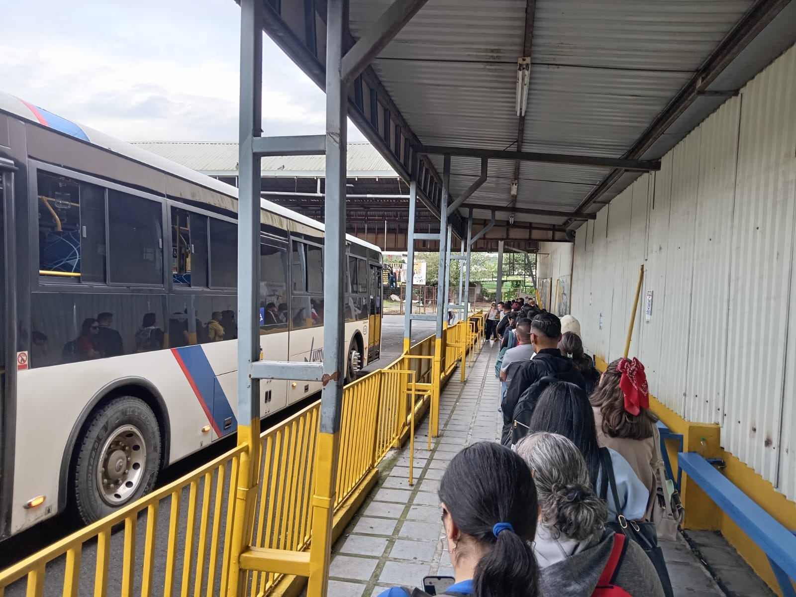 Al llegar a la terminal de Lumaca, había una fila de varios metros, muchos usuarios buscaban usar la ruta directa. Foto: Juan Pablo Garita