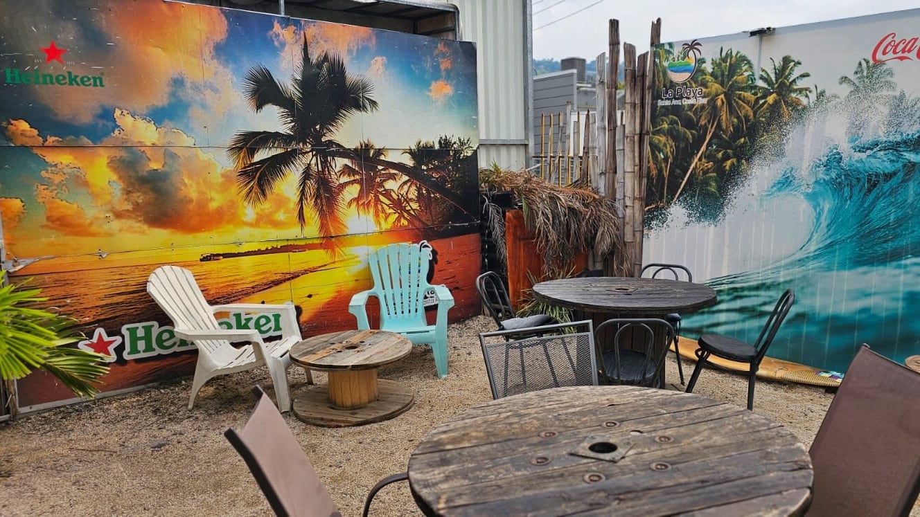 Perro salchicha lo espera en una playa en Santa Ana para darse uno que otro gustito.