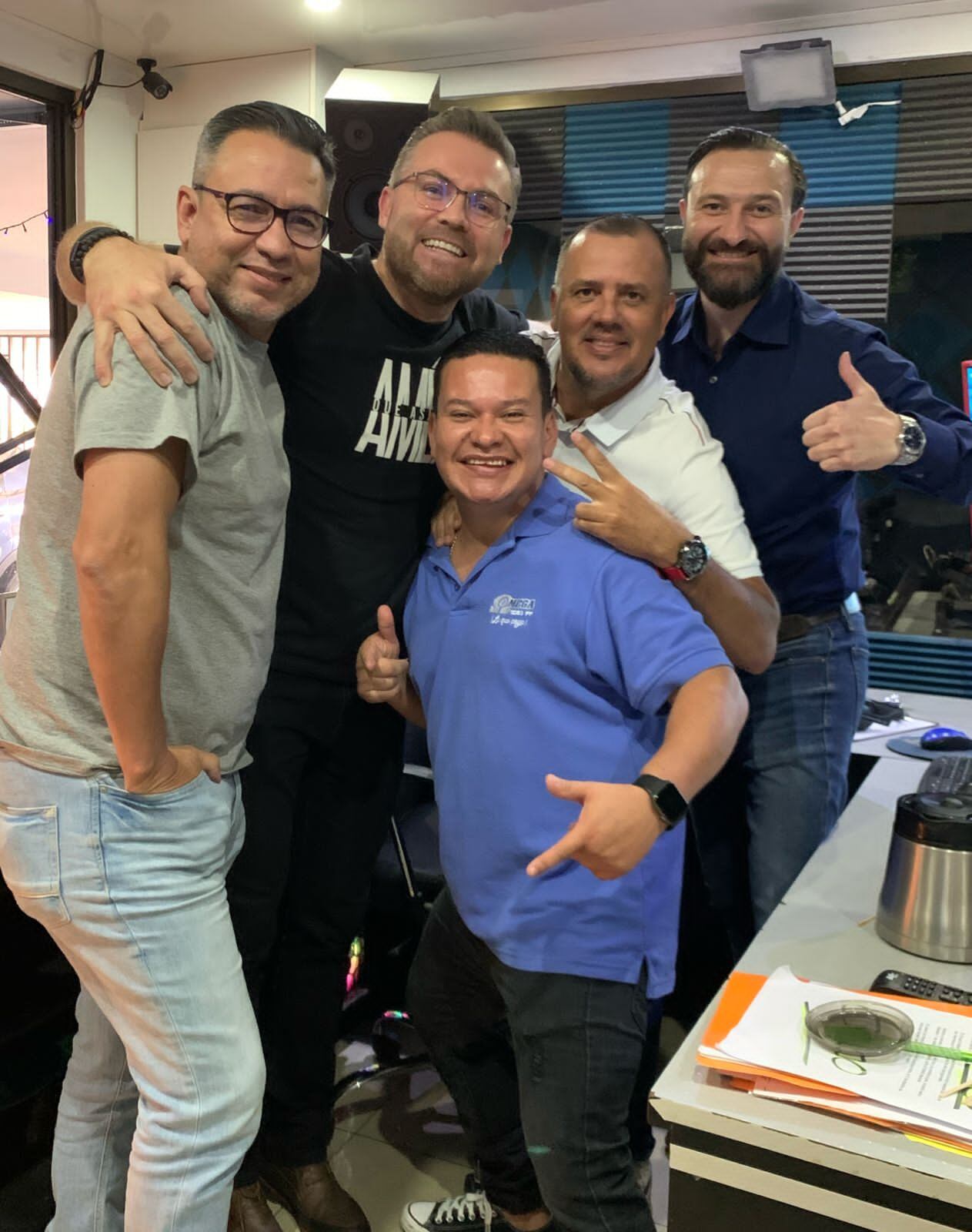 Andrés Zamora, el "Padre Mix", regresó a la cabina de radio Omega.