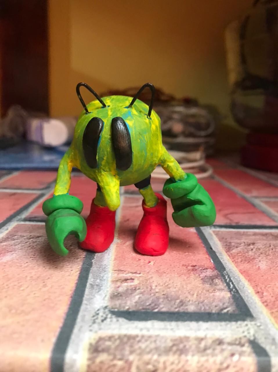 Fabián Cortés Sánchez tiene 7 años y celebra este Día del Niño haciendo lo que más le gusta, muñequitos de plastilina para aumentar su colección. El papá se llama Cristian Cortés Badilla y le enseñó a coleccionar