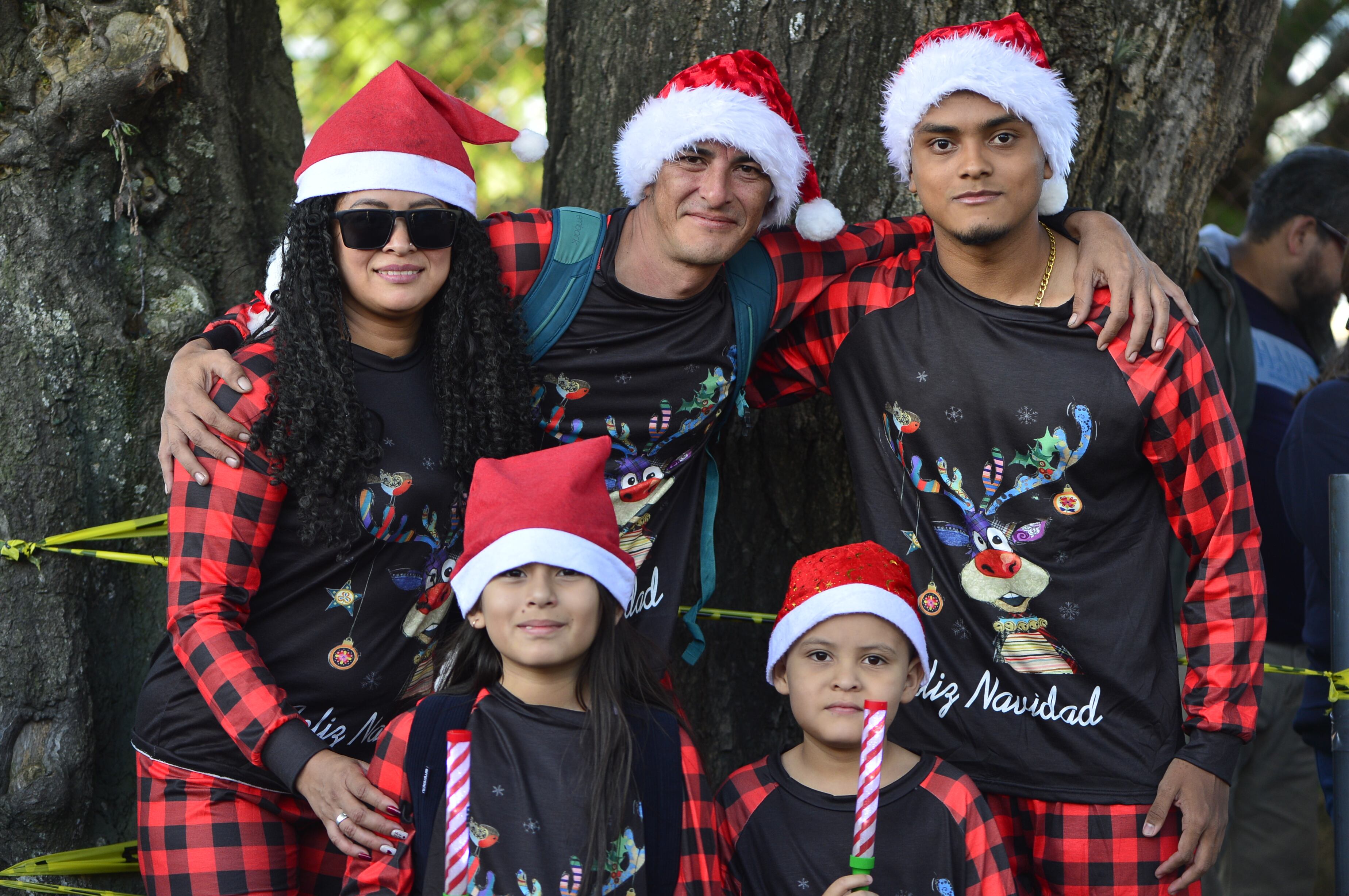Imágenes del ambiente que se ha vivido en el Festival de la Luz 2024. Familias vestidas con pijamas navideñas, el show de drones y la carroza del Banco de Costa Rica.