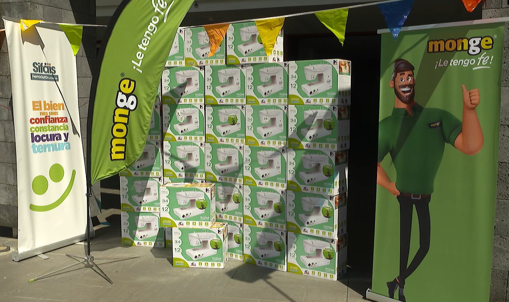 Entre costuras. Así se llama el programa que enseña a hombres y mujeres a coser, en la Fundación Sifais, sede Pacífico Central.