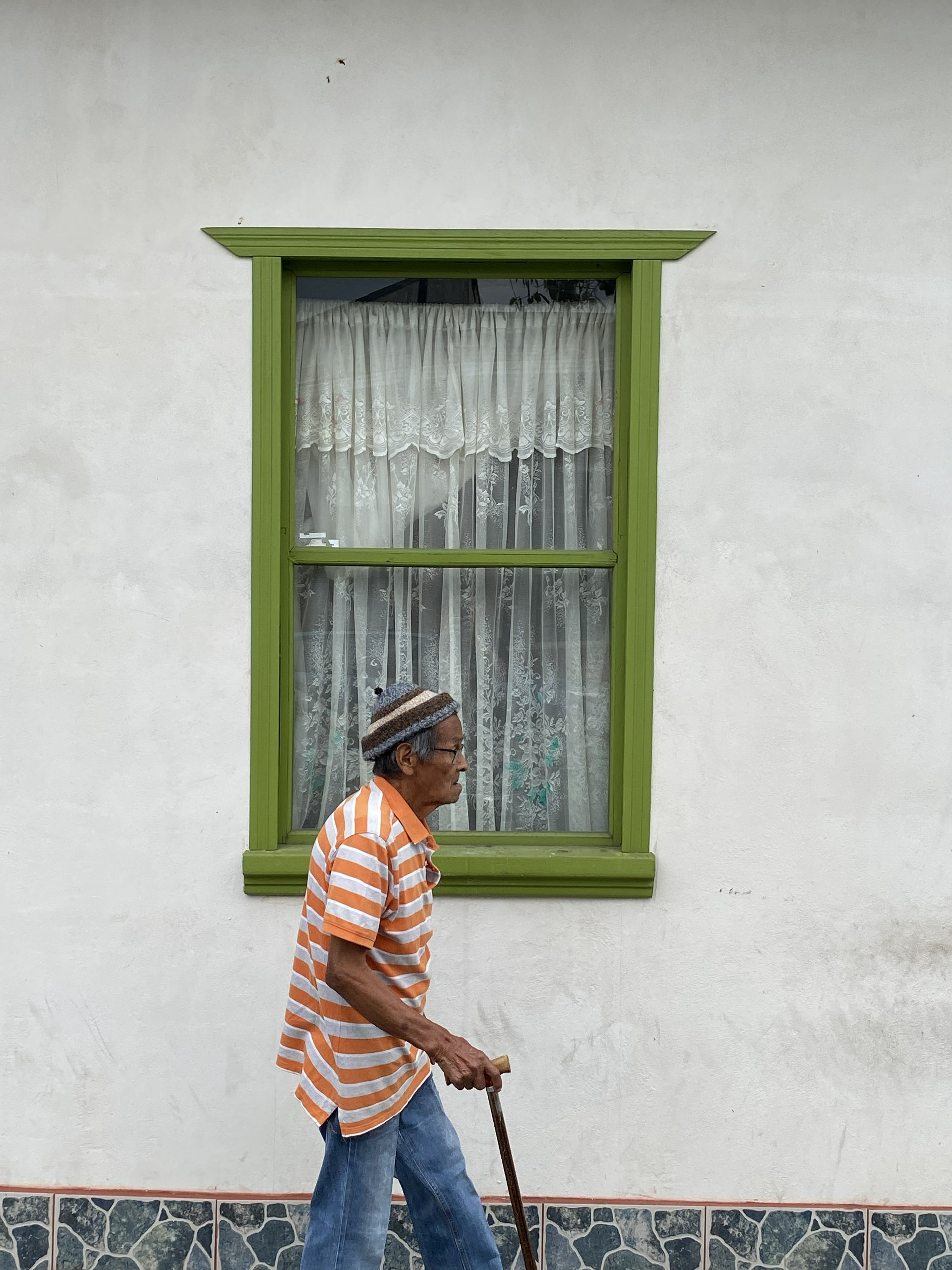 La escritora Karina Salguero y el fotógrafo Claudio Corrales retratan en un libro (“Barrio Luján. Una cartografía imaginada”) la vida cotidiana, la identidad y la resistencia de uno de los barrios más tradicionales de la capital costarricense.