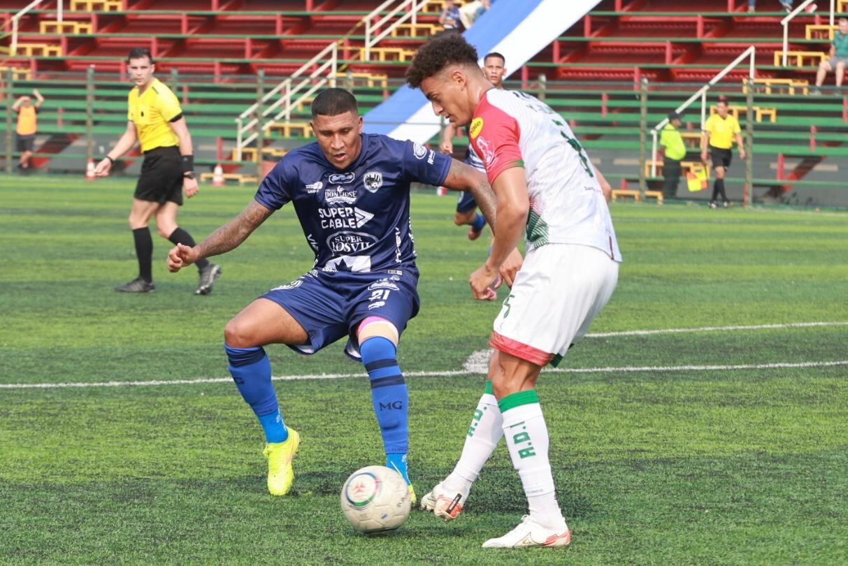 El atacante de Grecia, José Guillermo Ortiz (izquierda) y el defensor de Guanacasteca Yeison Molina tienen un duelo parejo, en el Rafael Bolaños.