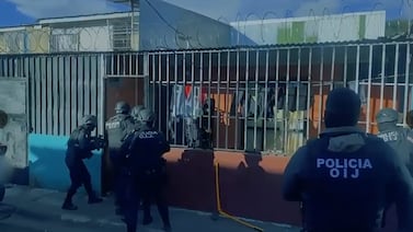 Detienen a hombre que tuvo a muchacho de 18 años retenido en casa y que falló al tratar de ejecutarlo