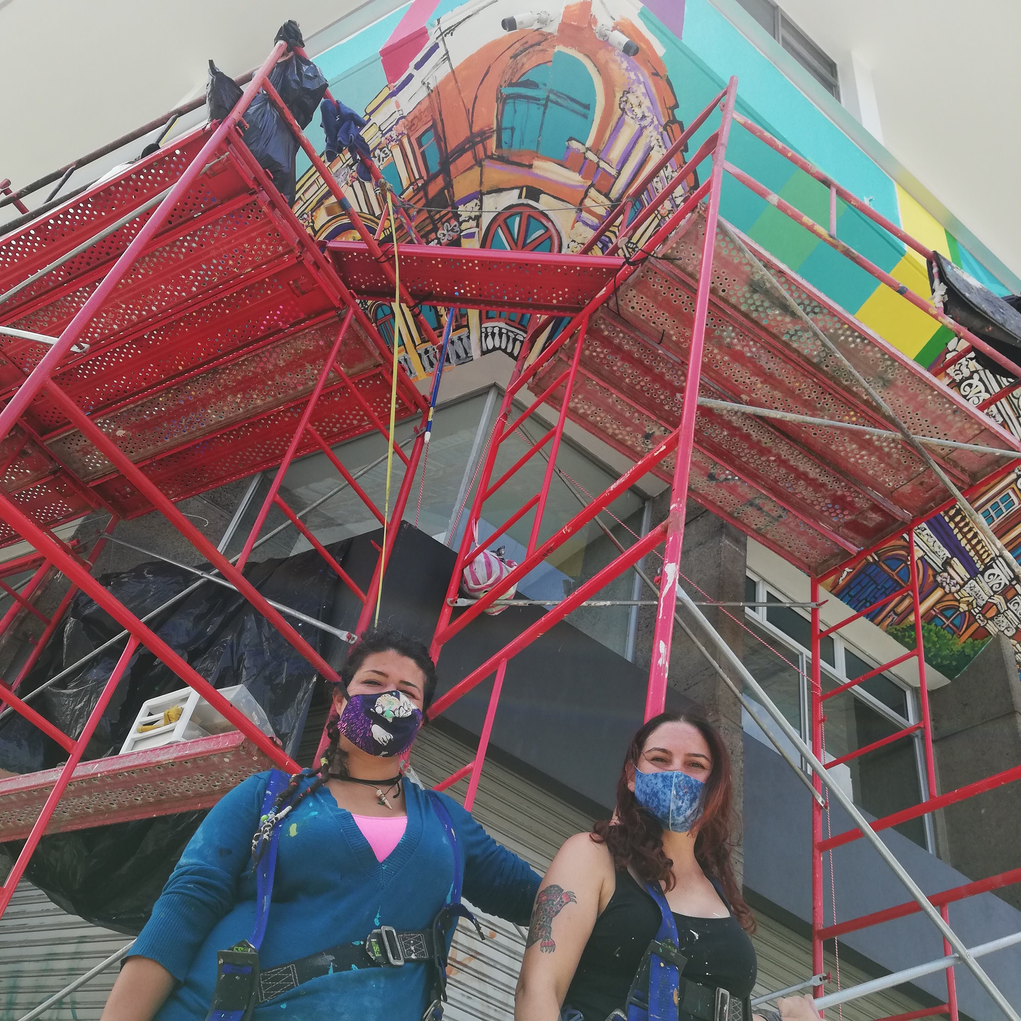 La artista costarricense, Carolina Rodríguez Herrera, está encargada de pintar lo mejor del San José de ayer y hoy en las paredes de la fachada del edificio Teresa que se ubica en barrio Amón. Le ayuda en la obra otra artista tica, Laura Chevez.