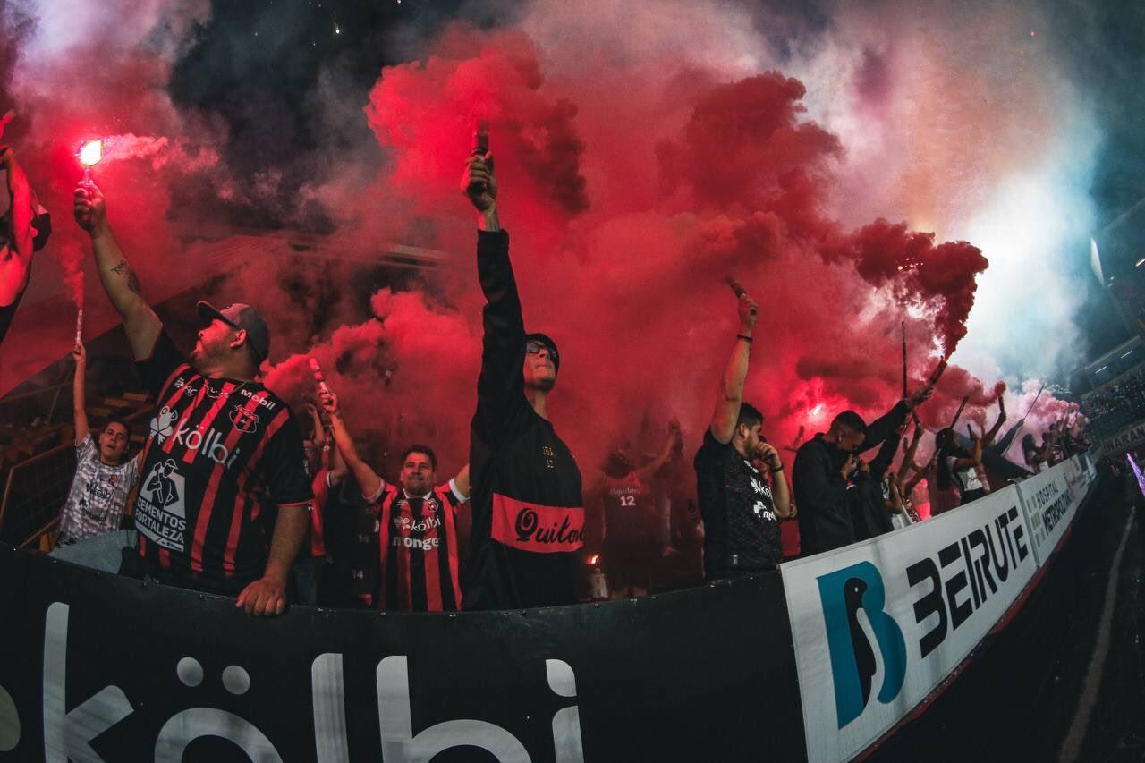 Unos 3.000 aficionados llegaron al Estadio Alejandro Morera Soto para presenciar el partido de ida de la final del Clausura 2023 de fútbol femenino entre Liga Deportiva Alajuelense y Sporting.
