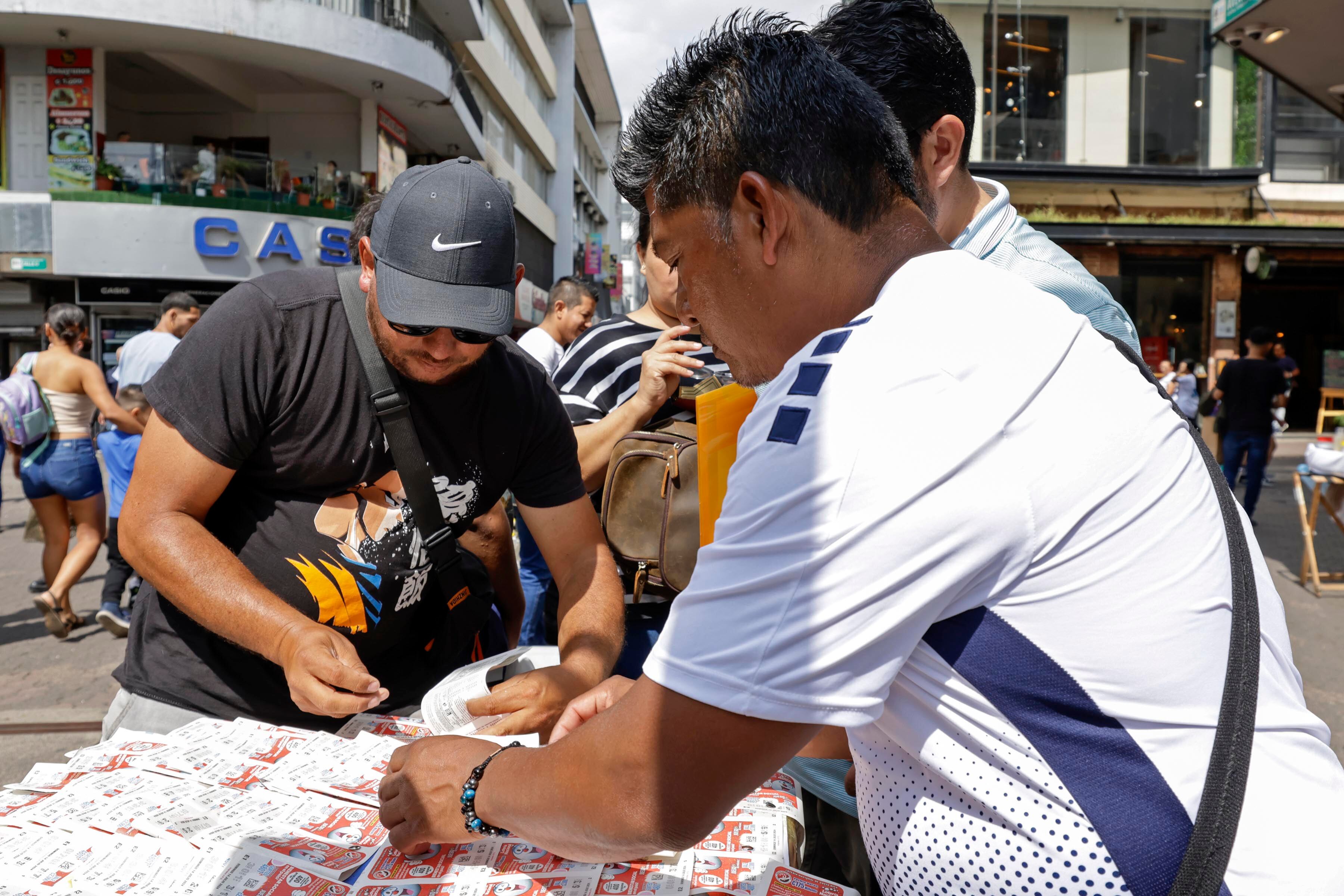 Recorrido por ventas de lotería en San José