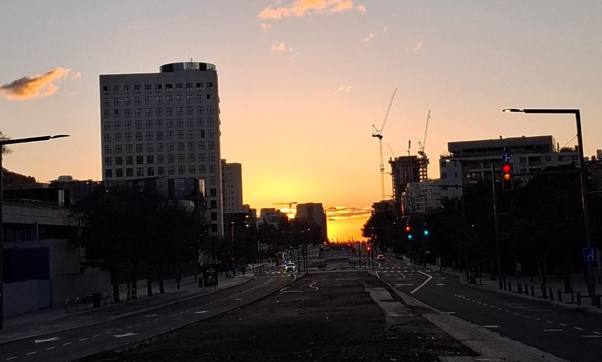 इस्रायलवर इराणच्या हल्ल्यानंतर, तेल अवीवची संध्याकाळ अशीच पडली, एकही माणूस रस्त्यावर दिसला नाही. इराणवर बॉम्बफेक केल्यानंतर इस्रायलने आपल्या नागरिकांना आश्रय घेण्याचा इशारा दिला आहे.