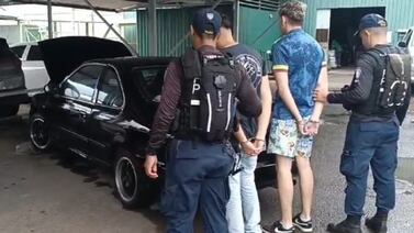 Recuperan carro robado que pretendían vender