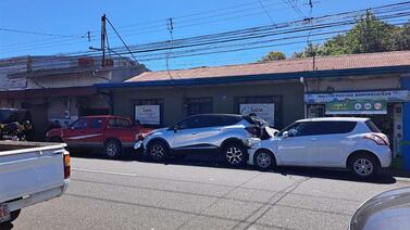 Enfermera que al parecer manejaba ebria, atropelló a papá de diputado y lo dejó grave