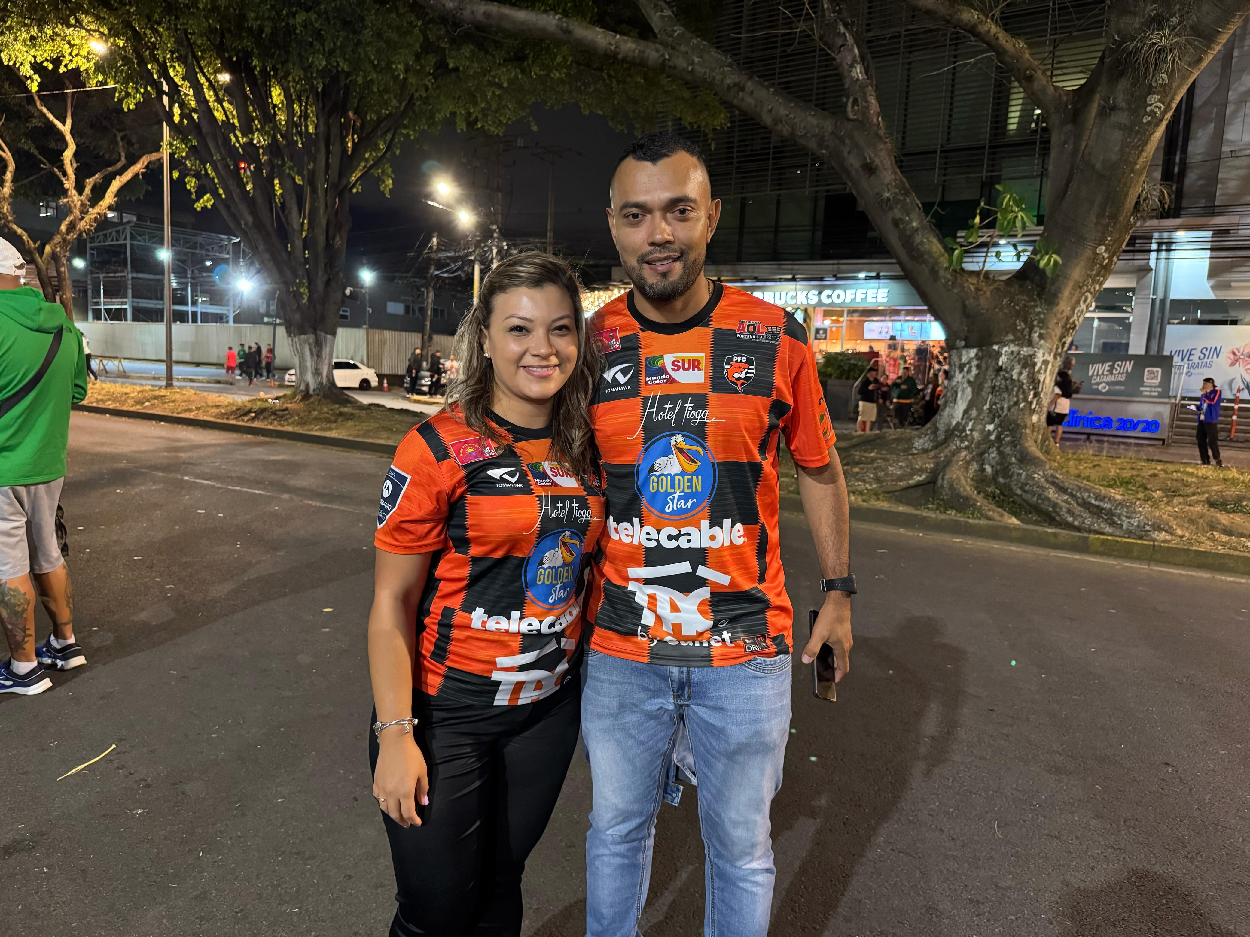 Yendry Salgado y Emilio González son tíos de Anthony Hernández y suelen acompañarlo adonde juegue su sobrino.