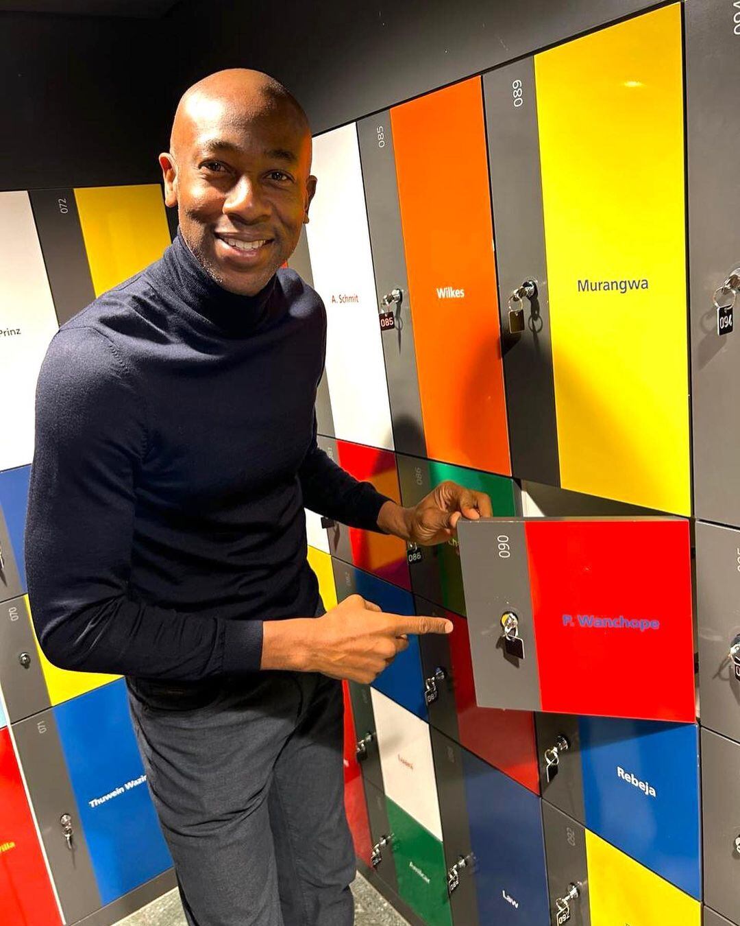 Pablo Wanchope luce su casillero en el Museo de la FIFA.