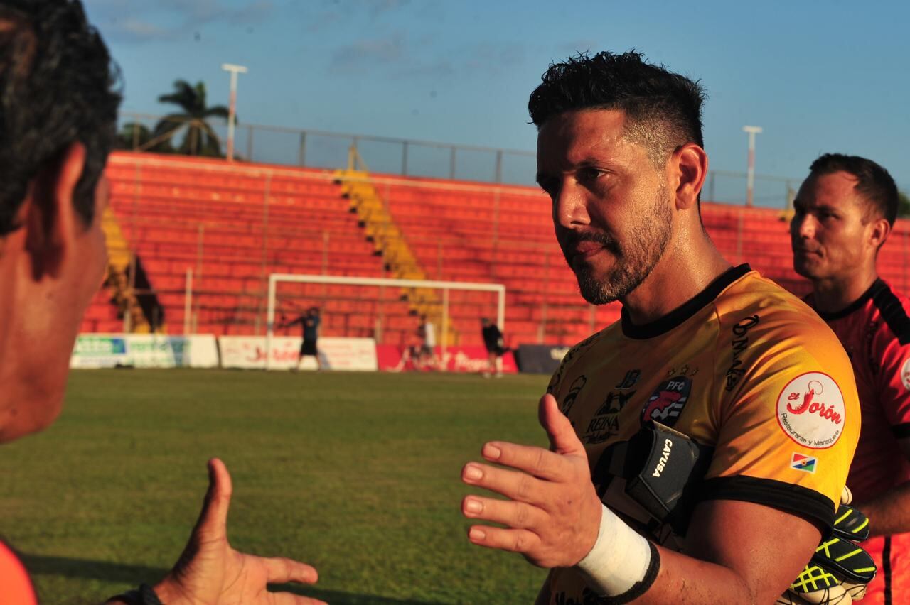 Leonel Moreira fue felicitado por los aficionados del Puntarenas F.C. luego del triunfo contra Santos.