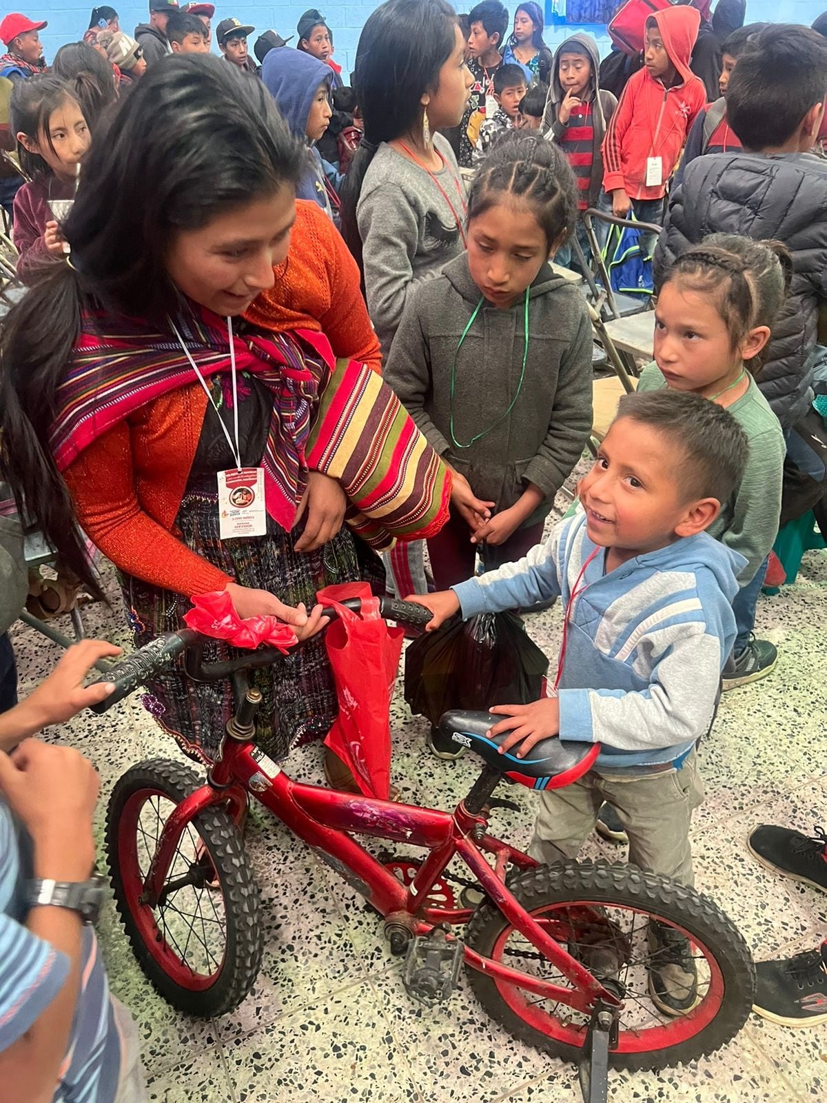 El padre Sergio Valverde y sus Obras del Espíritu Santo no solo alegran la Navidad y el Año Nuevo de miles de niños y familias en Costa Rica, también alcanza la solidaridad para hacerlo en Guatemala y El Salvador