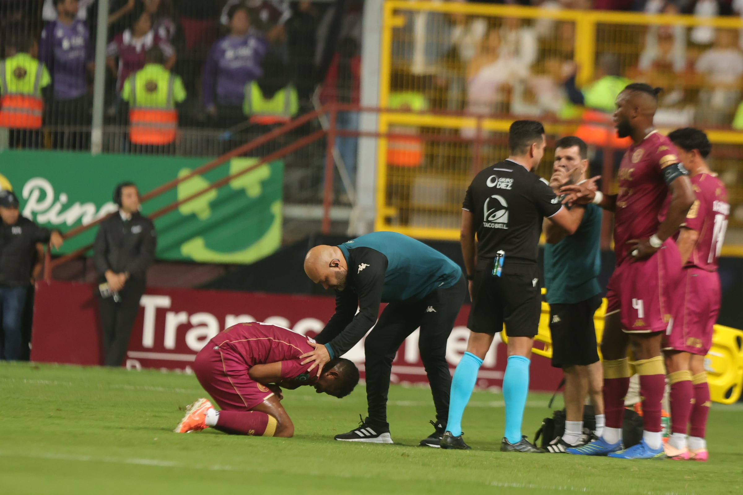 30/08/2025/ juego entre Deportivo Saprissa vs Liga Deportiva Alajuelense por el clásico nacional en la jornada 6 del torneo clausura 2025 en el estadio Ricardo Saprissa  / foto John