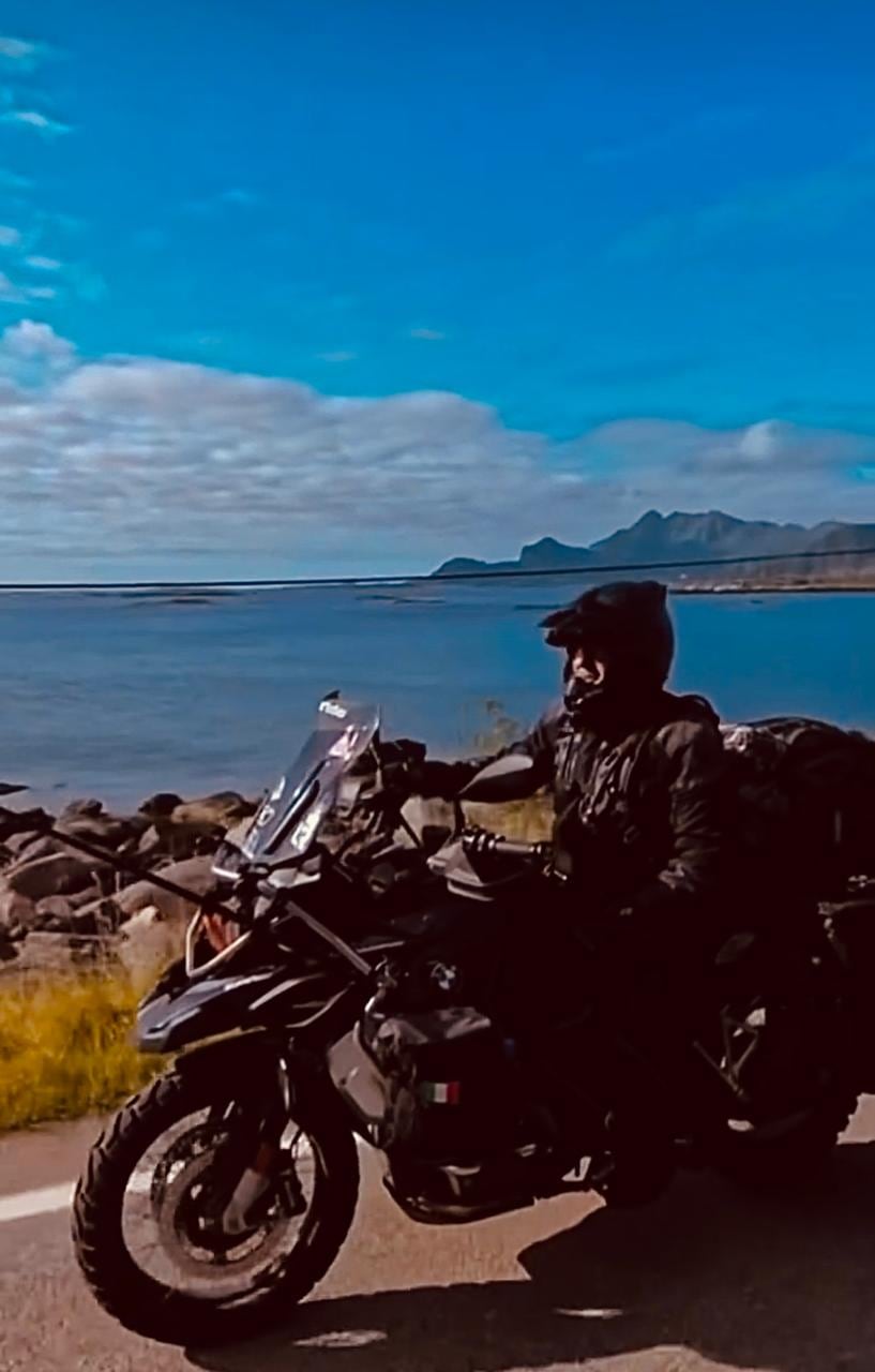 Marco Rivera anda feliz de la vida en su moto BMW 850 GS