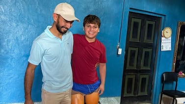 Nicaragüense se inspiró en su amigo para hacer prótesis a personas amputadas y hoy les devuelve la sonrisa