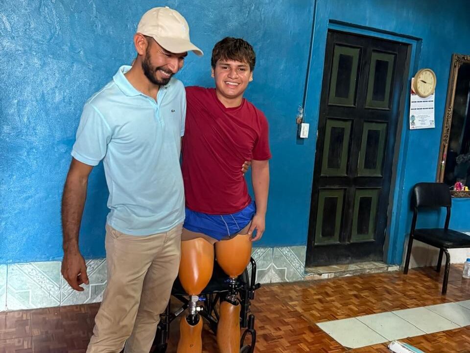 Yeison Silva, de origen nicaragüense, fabrica prótesis para personas amputadas.