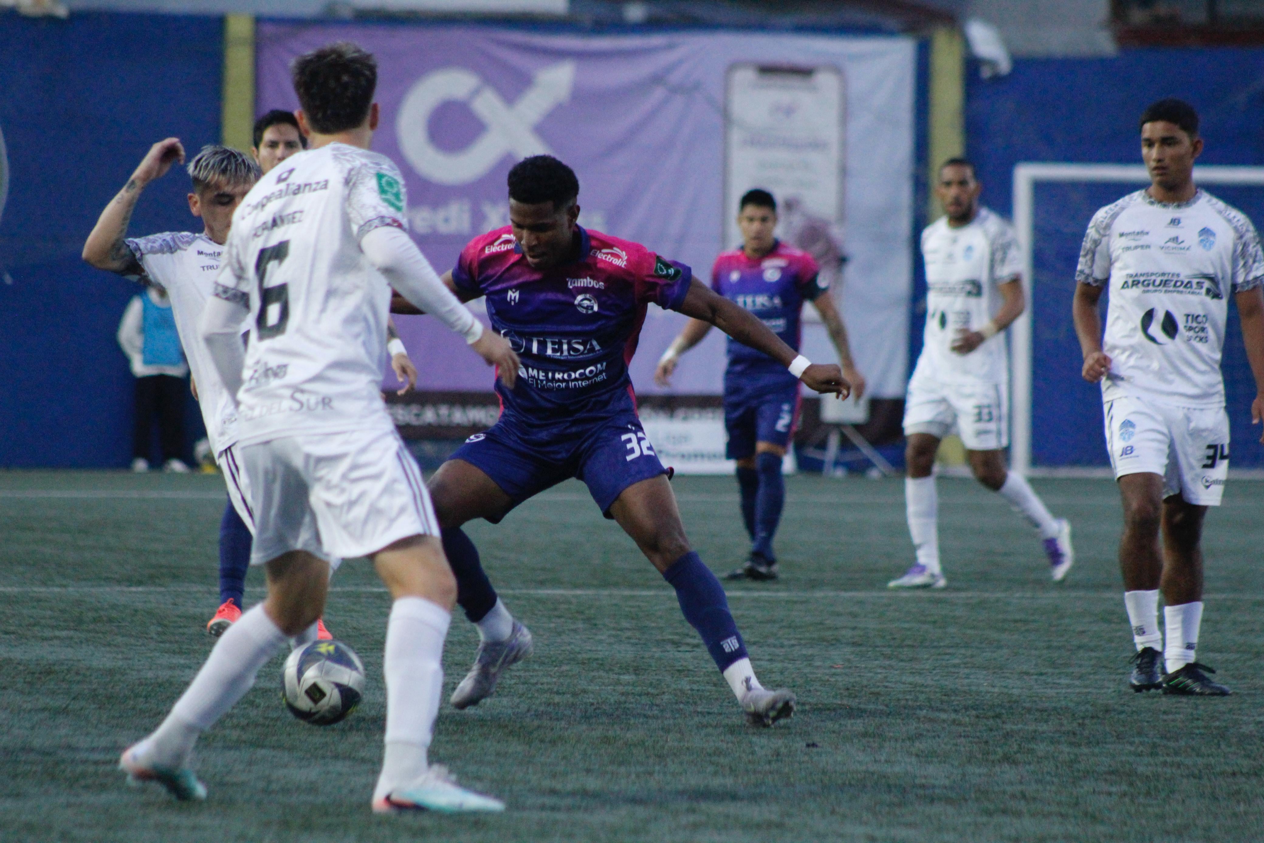 El guadalupano Samir Taylor (32) disputa el balón ante varios rivales de Pérez Zeledón.