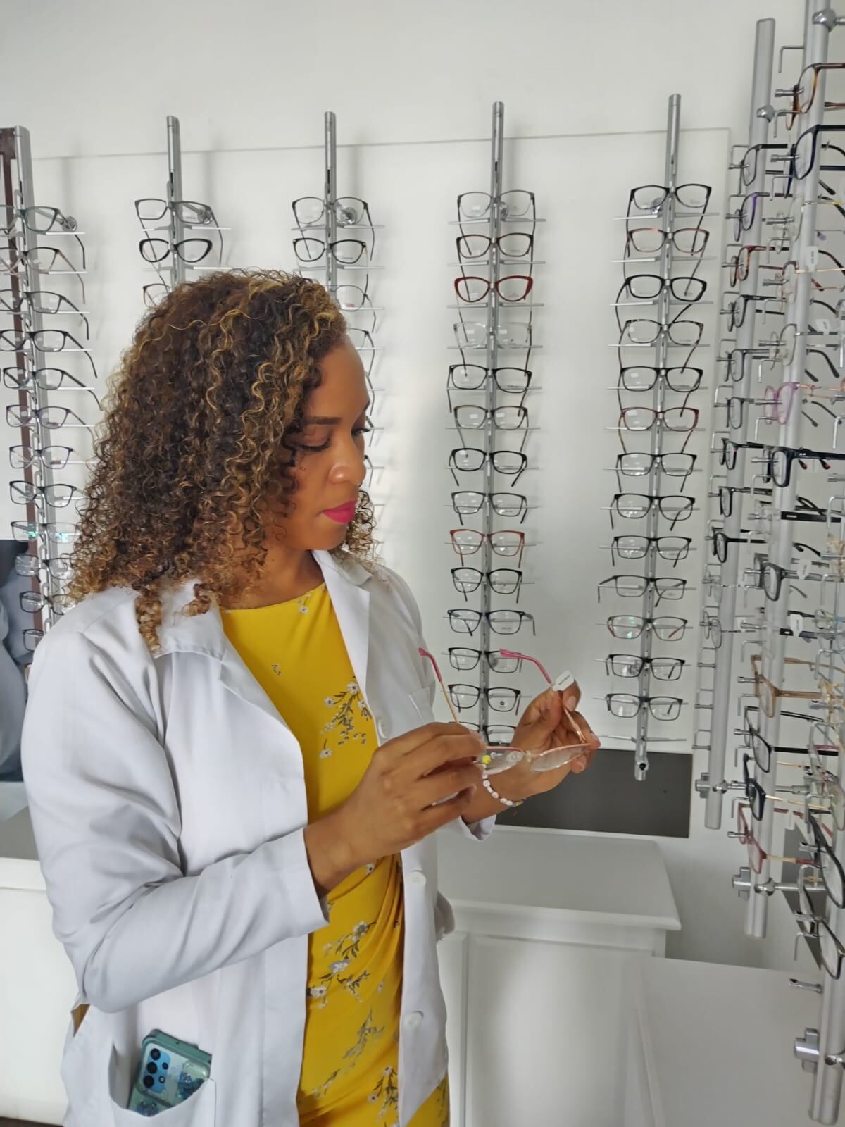 Ópticas y Centro Médico Münkel junto con La Teja regalarán todos los días una tarjeta electrónica de regalo por 200 dólares canjeables en Münkel. La optometrista Sheyla Thomas le espera para darle un servicio de calidad y profesional.